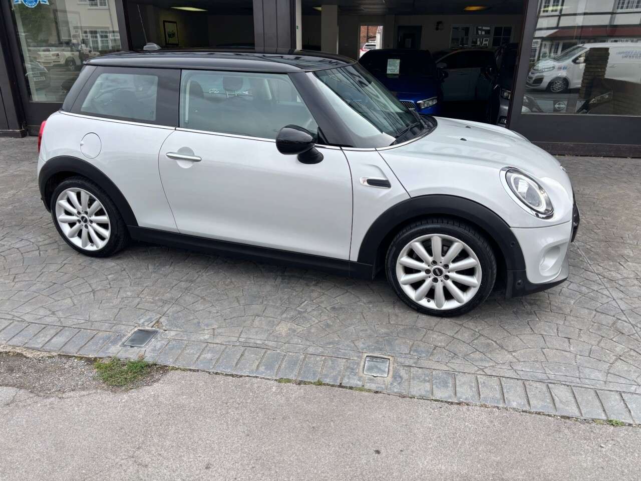 A 2018 MINI HATCH 1.5 Cooper Classic Hatchback 3dr Petrol Manual Euro 6 (s/s) (136 ps) REV CA A 2018 MINI HATCH 1.5 Cooper Classic Hatchback 3dr Petrol Manual Euro 6 (s/s) (136 ps) REV CA