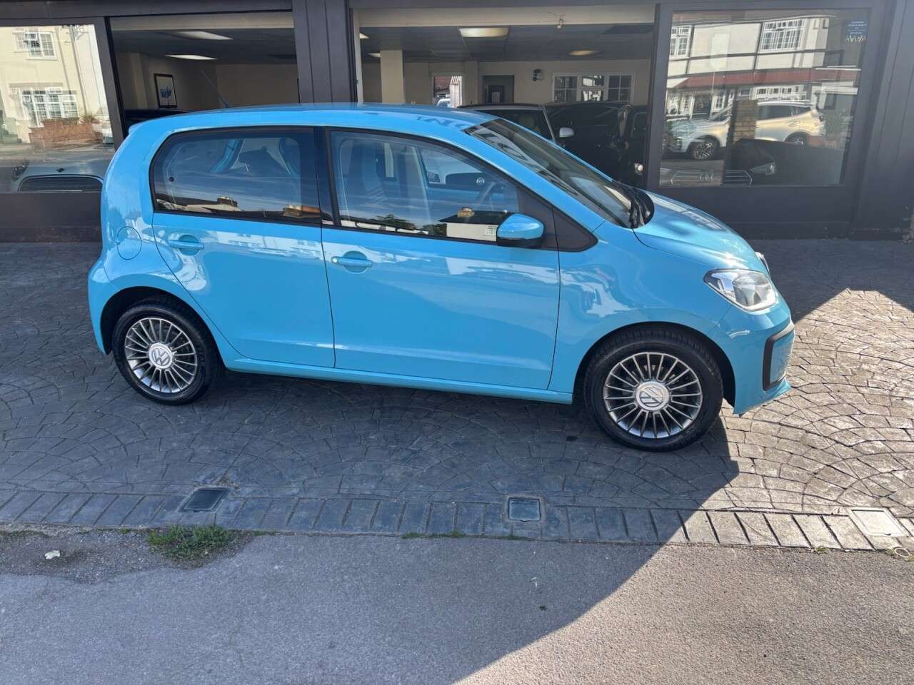 A 2017 VOLKSWAGEN UP! 1.0 Move up! Hatchback 5dr Petrol Manual Euro 6 (s/s) (60 ps) AIR CON, BLUE A 2017 VOLKSWAGEN UP! 1.0 Move up! Hatchback 5dr Petrol Manual Euro 6 (s/s) (60 ps) AIR CON, BLUE