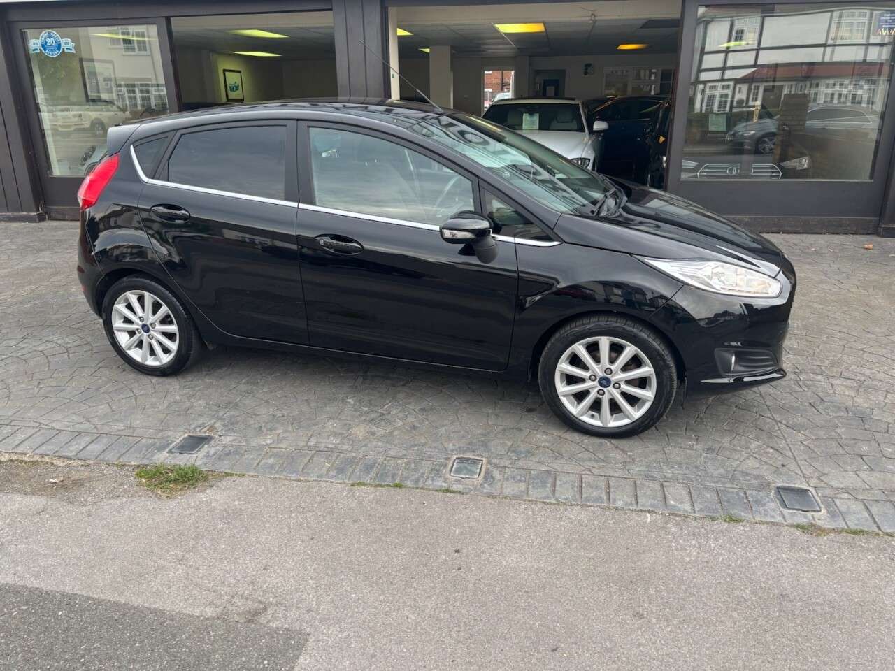 A 2016 FORD FIESTA 1.0T EcoBoost Titanium Hatchback 5dr Petrol Manual Euro 6 (s/s) (100 ps) 2 A 2016 FORD FIESTA 1.0T EcoBoost Titanium Hatchback 5dr Petrol Manual Euro 6 (s/s) (100 ps) 2