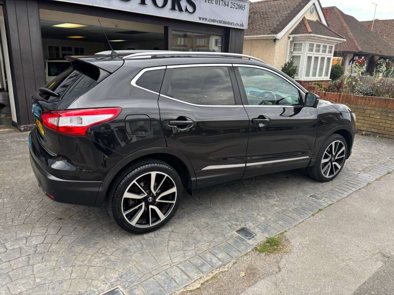 A 2017 NISSAN QASHQAI 1.2 DIG-T Tekna SUV 5dr Petrol Manual Euro 6 (s/s) (115 ps) BLACK LEATHER H A 2017 NISSAN QASHQAI 1.2 DIG-T Tekna SUV 5dr Petrol Manual Euro 6 (s/s) (115 ps) BLACK LEATHER H