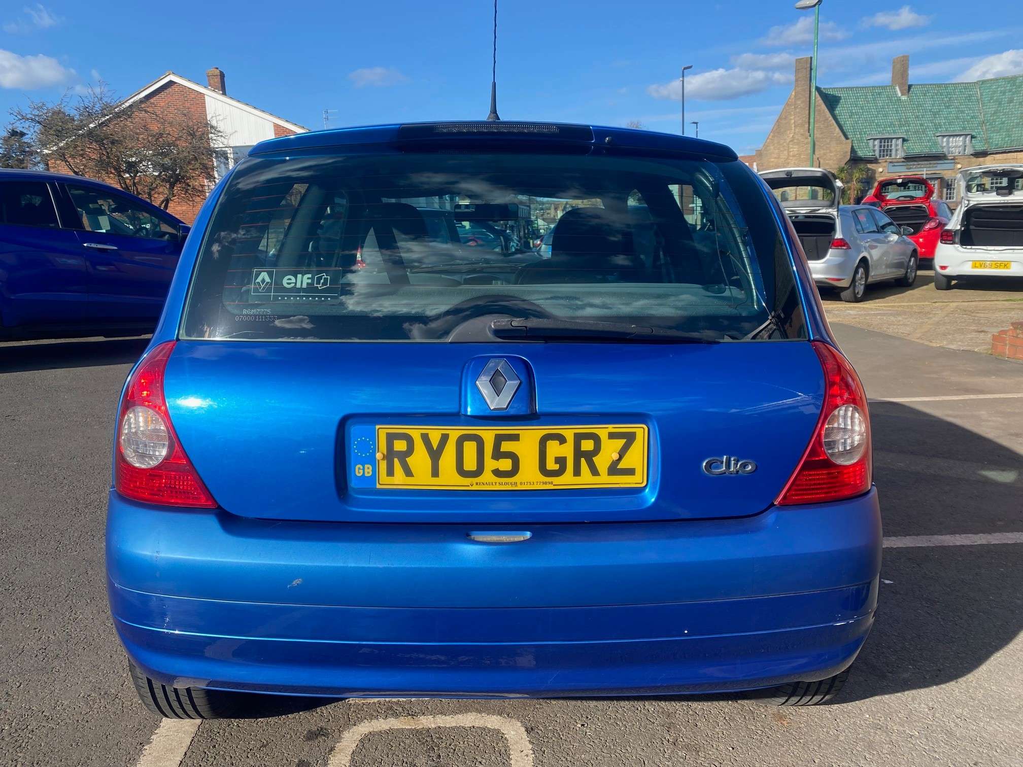 A 2005 RENAULT CLIO 1.2 16v Extreme 4 Hatchback 3dr Petrol Manual (139 g/km, 75 bhp) A 2005 RENAULT CLIO 1.2 16v Extreme 4 Hatchback 3dr Petrol Manual (139 g/km, 75 bhp)