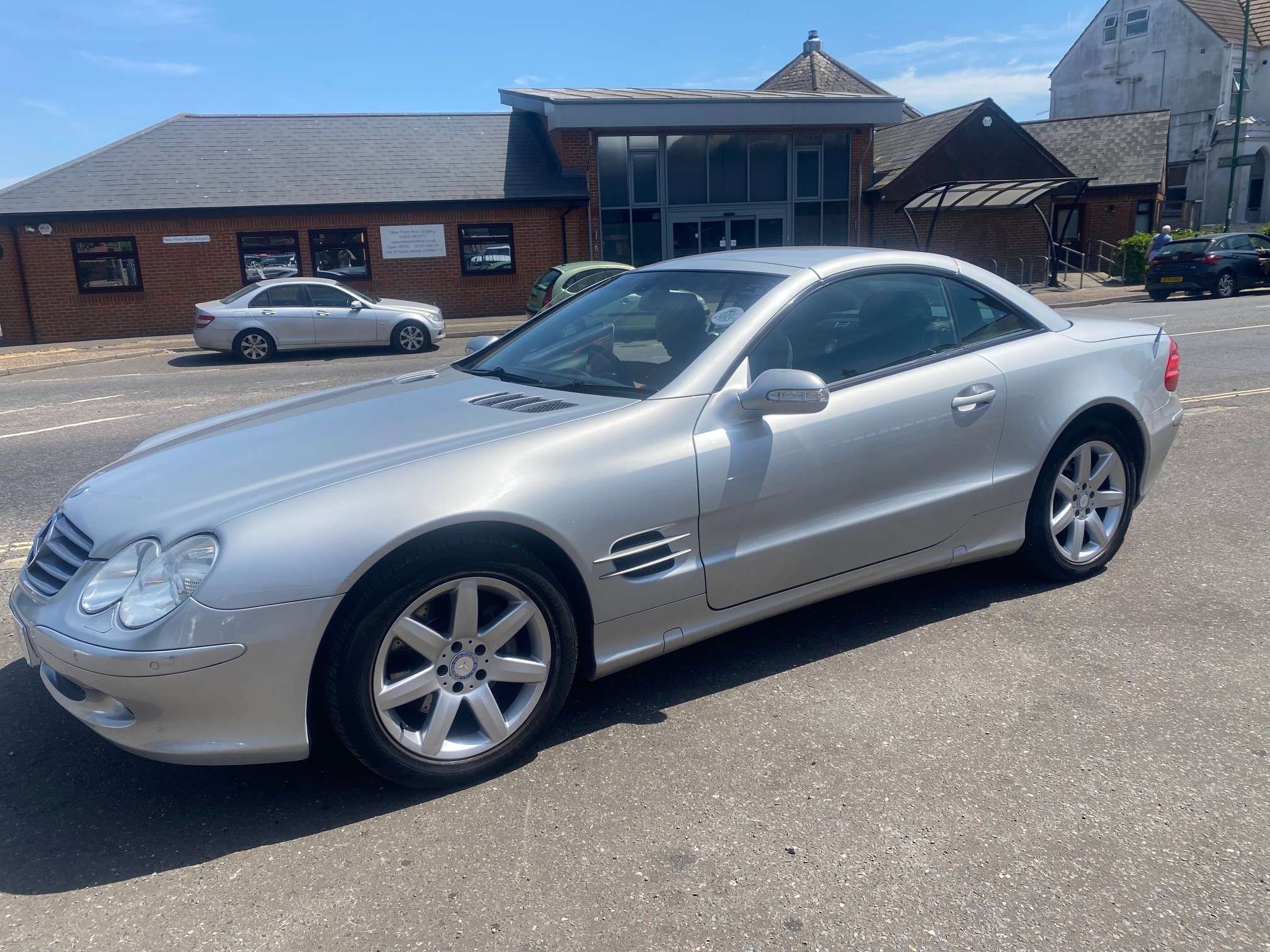 A 2003 MERCEDES-BENZ SL 5.0 SL500 Convertible 2dr Petrol Automatic (300 g/km, 306 bhp) A 2003 MERCEDES-BENZ SL 5.0 SL500 Convertible 2dr Petrol Automatic (300 g/km, 306 bhp)