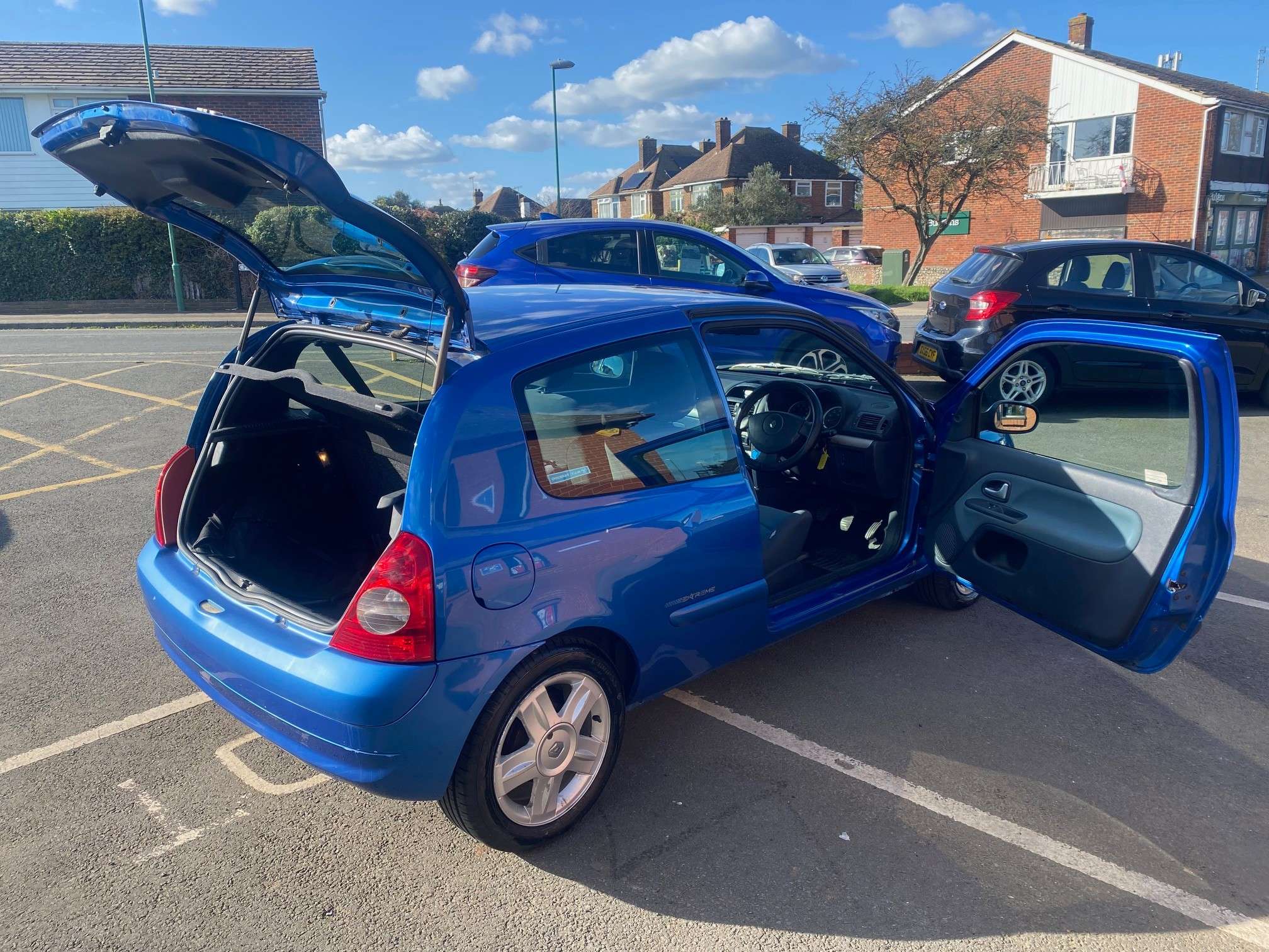 A 2005 RENAULT CLIO 1.2 16v Extreme 4 Hatchback 3dr Petrol Manual (139 g/km, 75 bhp) A 2005 RENAULT CLIO 1.2 16v Extreme 4 Hatchback 3dr Petrol Manual (139 g/km, 75 bhp)