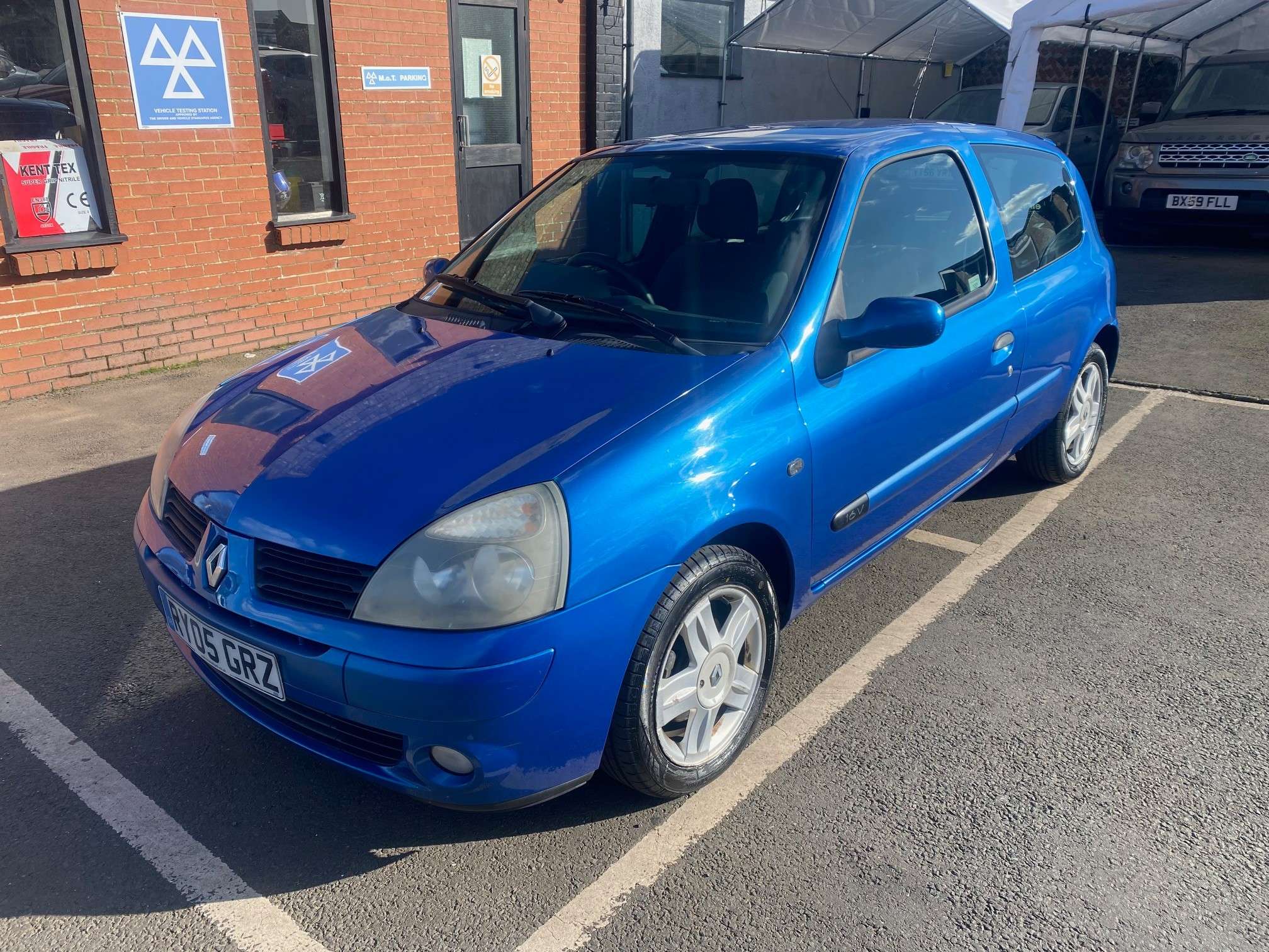 A 2005 RENAULT CLIO 1.2 16v Extreme 4 Hatchback 3dr Petrol Manual (139 g/km, 75 bhp) A 2005 RENAULT CLIO 1.2 16v Extreme 4 Hatchback 3dr Petrol Manual (139 g/km, 75 bhp)