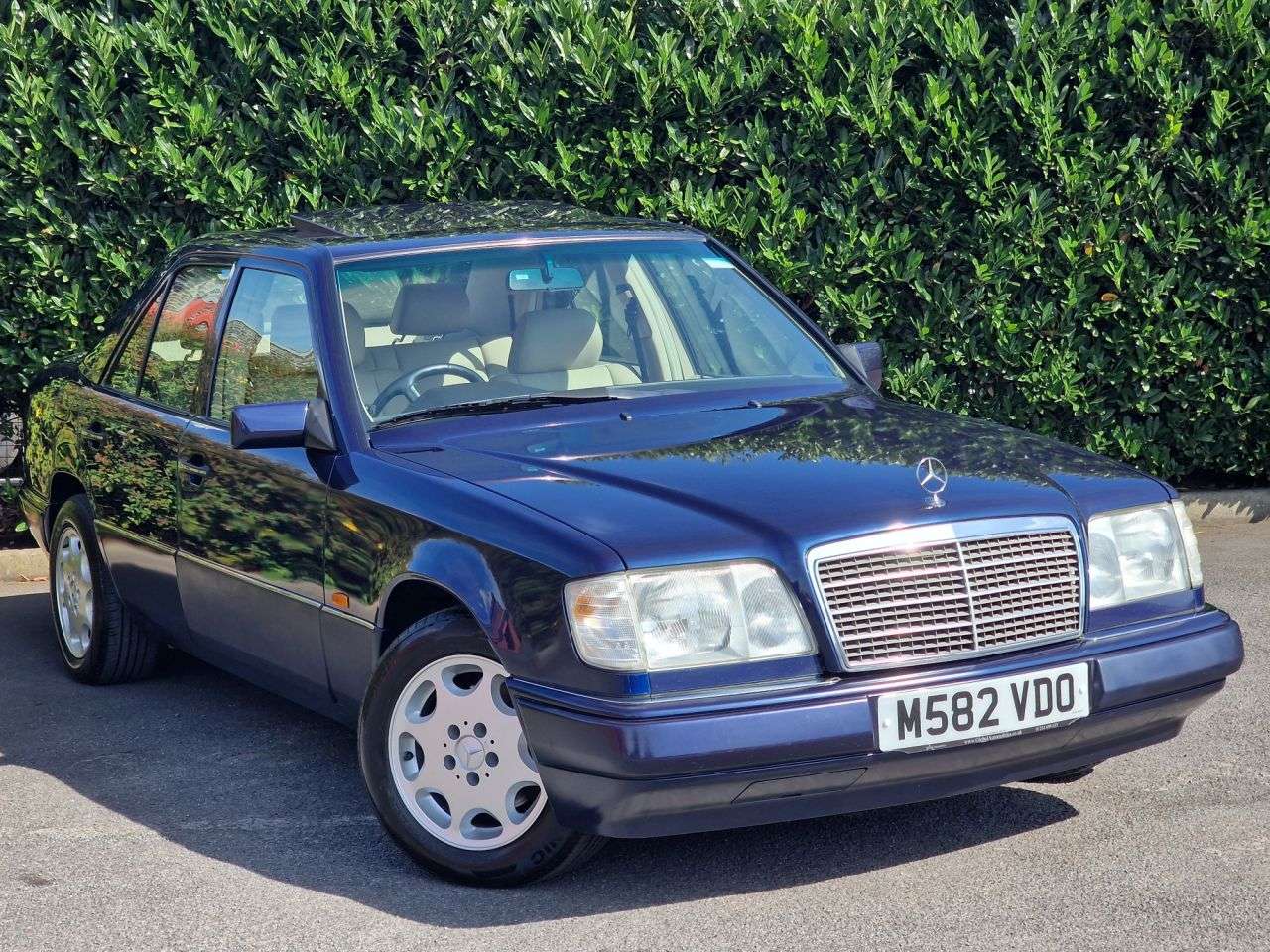 A 1994 MERCEDES-BENZ E-CLASS E220 W124 2.2 4d AUTO HUSBAND / WIFE OWNED SINCE NEW A 1994 MERCEDES-BENZ E-CLASS E220 W124 2.2 4d AUTO HUSBAND / WIFE OWNED SINCE NEW