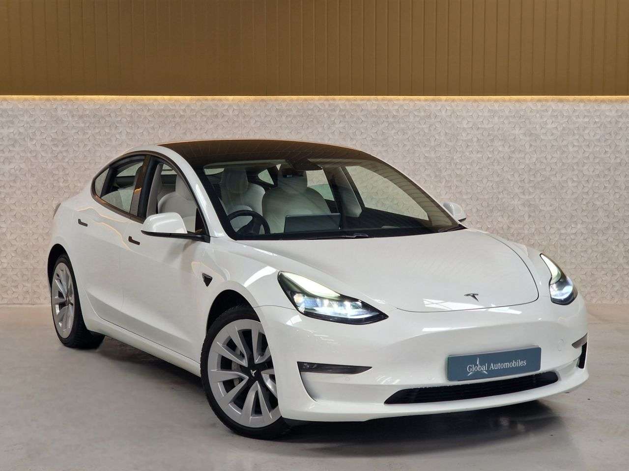 A 2021 TESLA MODEL 3 (Dual Motor) Long Range Saloon 4dr Electric Auto 4WDE (346 ps) WHITE INTERI A 2021 TESLA MODEL 3 (Dual Motor) Long Range Saloon 4dr Electric Auto 4WDE (346 ps) WHITE INTERI