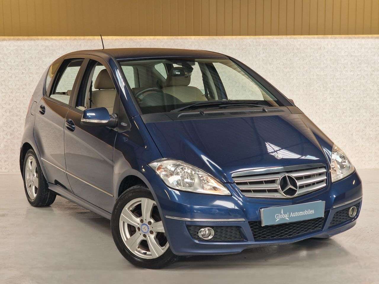 A 2011 MERCEDES-BENZ A-CLASS 1.5 A160 BlueEfficiency Avantgarde SE Hatchback 5dr Petrol Manual (143 g/km A 2011 MERCEDES-BENZ A-CLASS 1.5 A160 BlueEfficiency Avantgarde SE Hatchback 5dr Petrol Manual (143 g/km