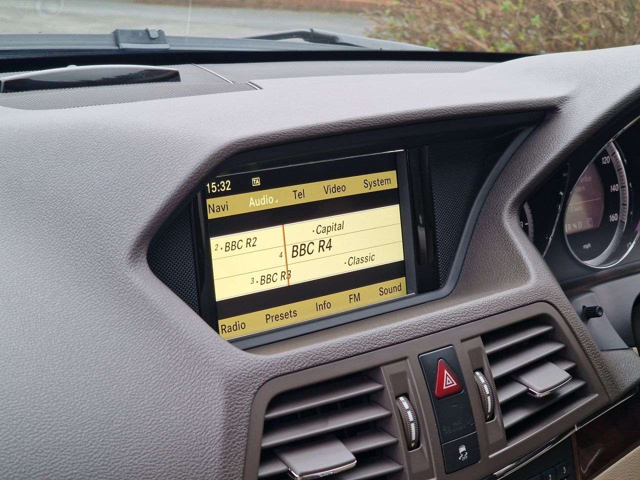 A 2009 MERCEDES-BENZ E-CLASS 3.0 E350 CDI V6 BlueEfficiency SE Coupe 2dr Diesel G-Tronic Euro 5 (231 ps) A 2009 MERCEDES-BENZ E-CLASS 3.0 E350 CDI V6 BlueEfficiency SE Coupe 2dr Diesel G-Tronic Euro 5 (231 ps)