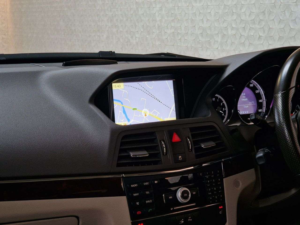 A 2009 MERCEDES-BENZ E-CLASS 3.0 E350 CDI V6 BlueEfficiency SE Coupe 2dr Diesel G-Tronic Euro 5 (231 ps) A 2009 MERCEDES-BENZ E-CLASS 3.0 E350 CDI V6 BlueEfficiency SE Coupe 2dr Diesel G-Tronic Euro 5 (231 ps)