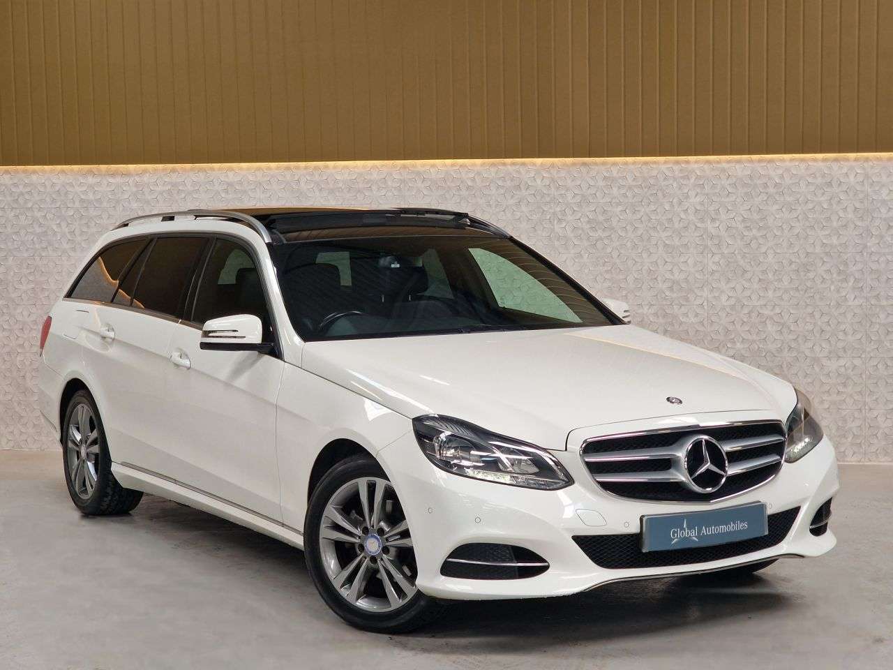 A 2013 MERCEDES-BENZ E-CLASS 2.1 E220 CDI SE Estate 5dr Diesel G-Tronic+ Euro 5 (s/s) (170 ps) 13 SERVIC A 2013 MERCEDES-BENZ E-CLASS 2.1 E220 CDI SE Estate 5dr Diesel G-Tronic+ Euro 5 (s/s) (170 ps) 13 SERVIC