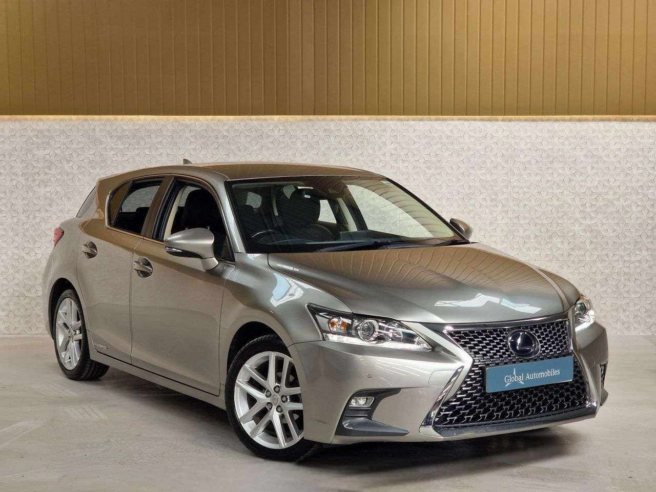 A 2018 LEXUS CT 1.8 200h Luxury Hatchback 5dr Petrol Hybrid CVT Euro 6 (s/s) (136 ps) CAMER A 2018 LEXUS CT 1.8 200h Luxury Hatchback 5dr Petrol Hybrid CVT Euro 6 (s/s) (136 ps) CAMER