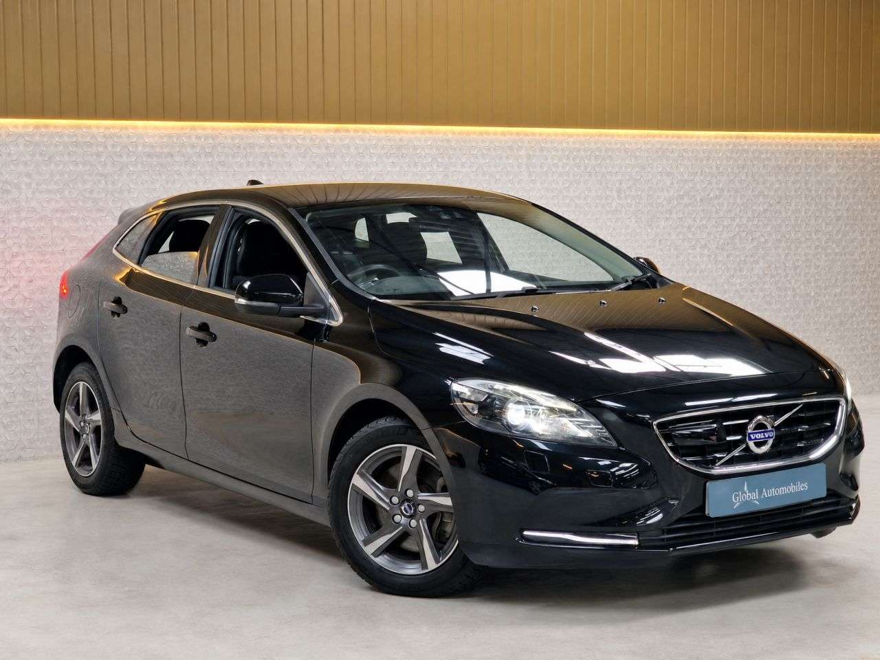 2015 VOLVO V40 2015 VOLVO V40