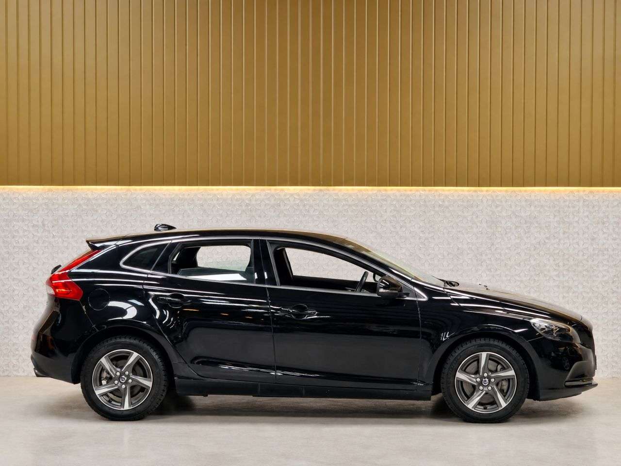 2015 VOLVO V40 2015 VOLVO V40