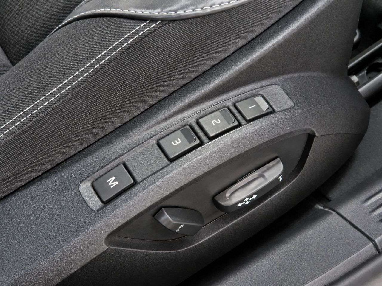 2015 VOLVO V40 2015 VOLVO V40
