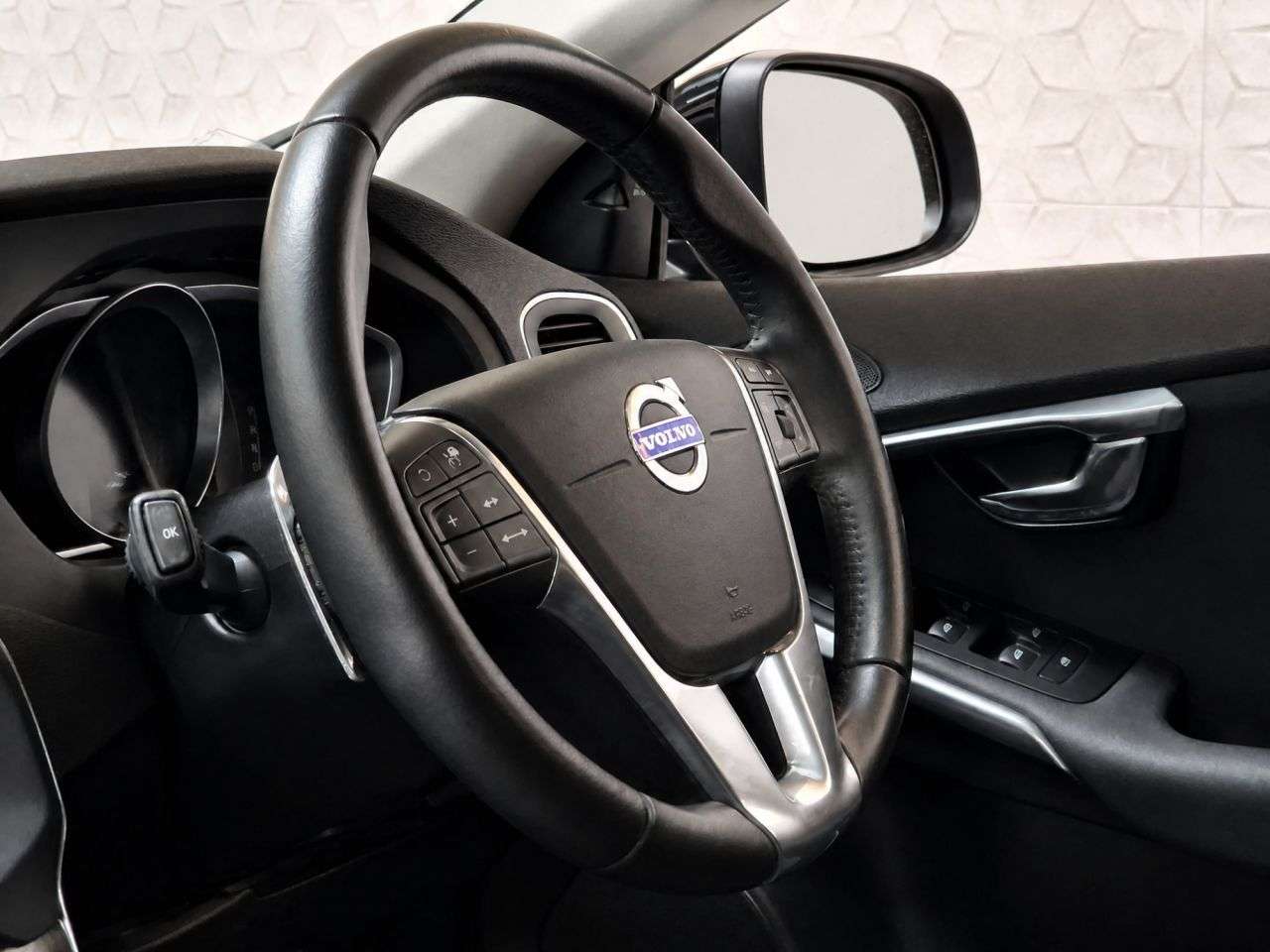 2015 VOLVO V40 2015 VOLVO V40