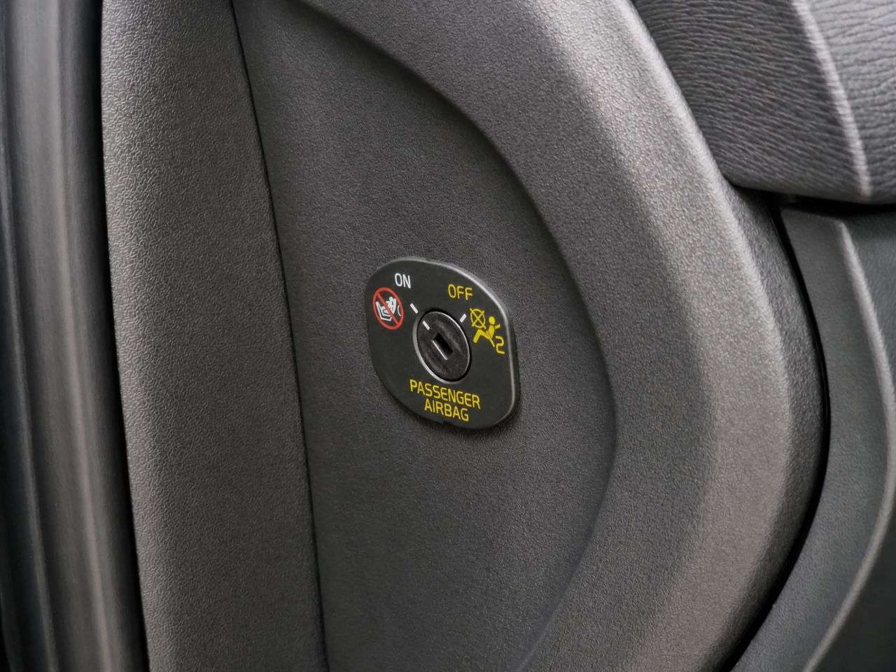 2015 VOLVO V40 2015 VOLVO V40