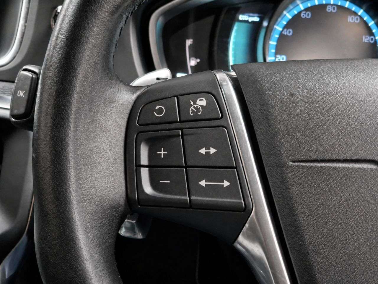 2015 VOLVO V40 2015 VOLVO V40