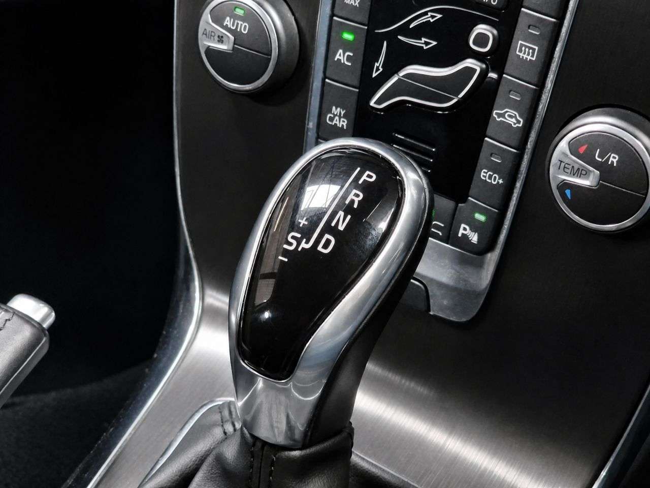 2015 VOLVO V40 2015 VOLVO V40