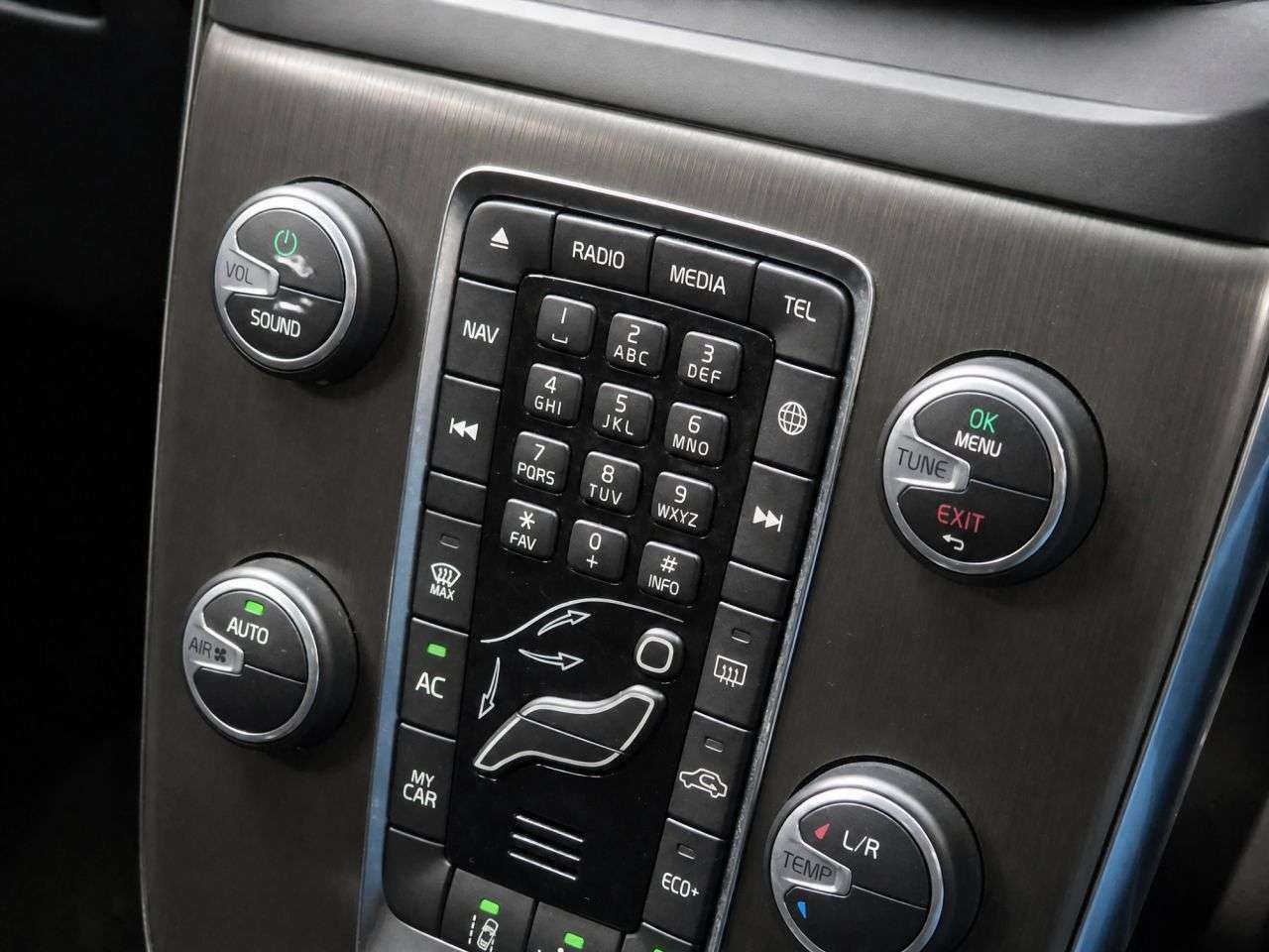 2015 VOLVO V40 2015 VOLVO V40
