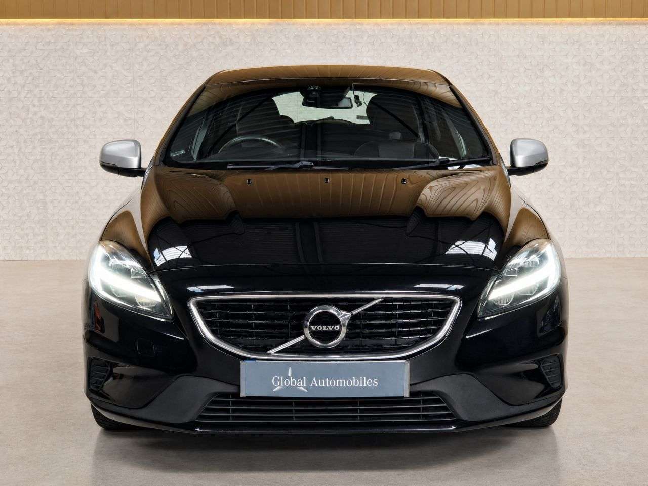 2019 VOLVO V40 2019 VOLVO V40