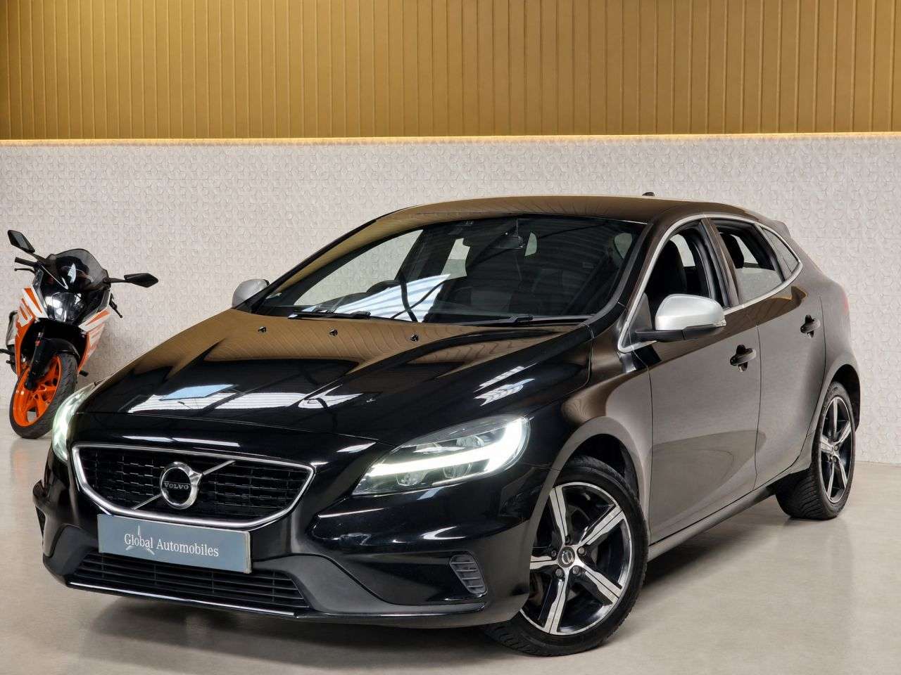 2019 VOLVO V40 2019 VOLVO V40