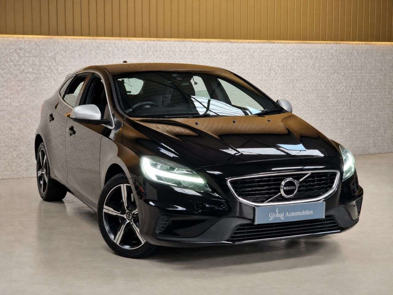 2019 VOLVO V40 2019 VOLVO V40