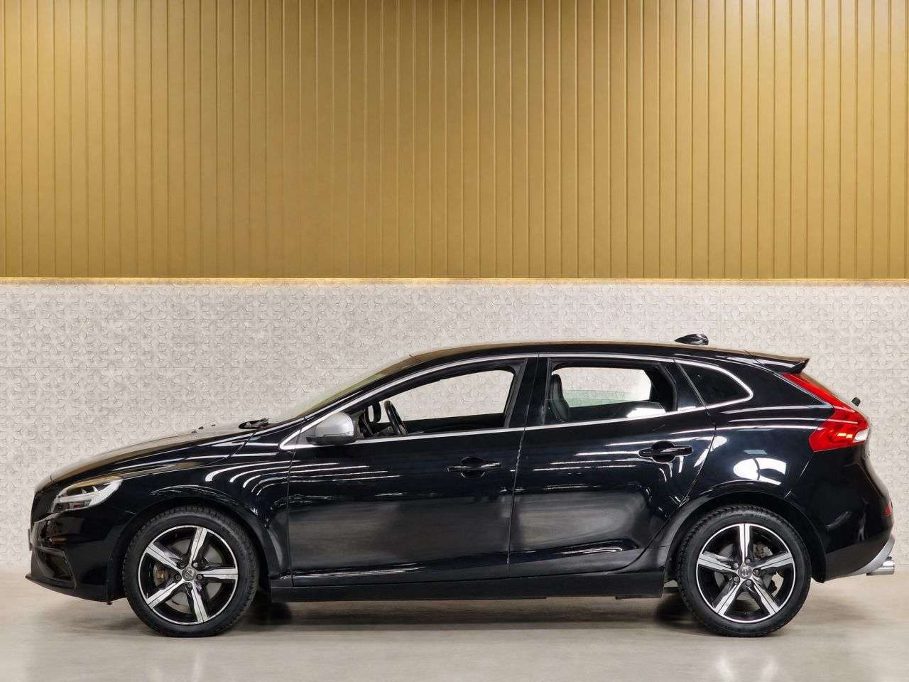 2019 VOLVO V40 2019 VOLVO V40