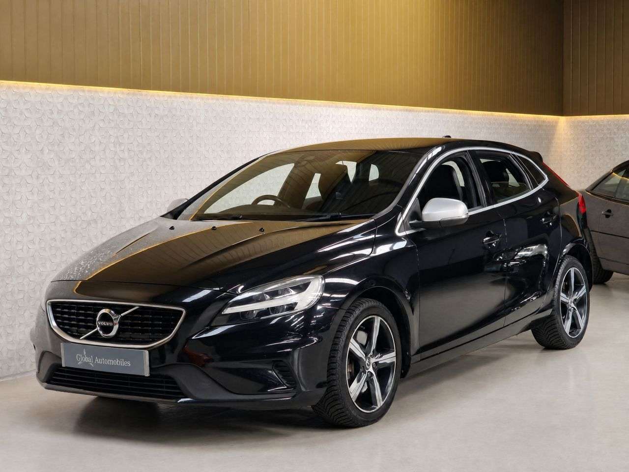 2019 VOLVO V40 2019 VOLVO V40