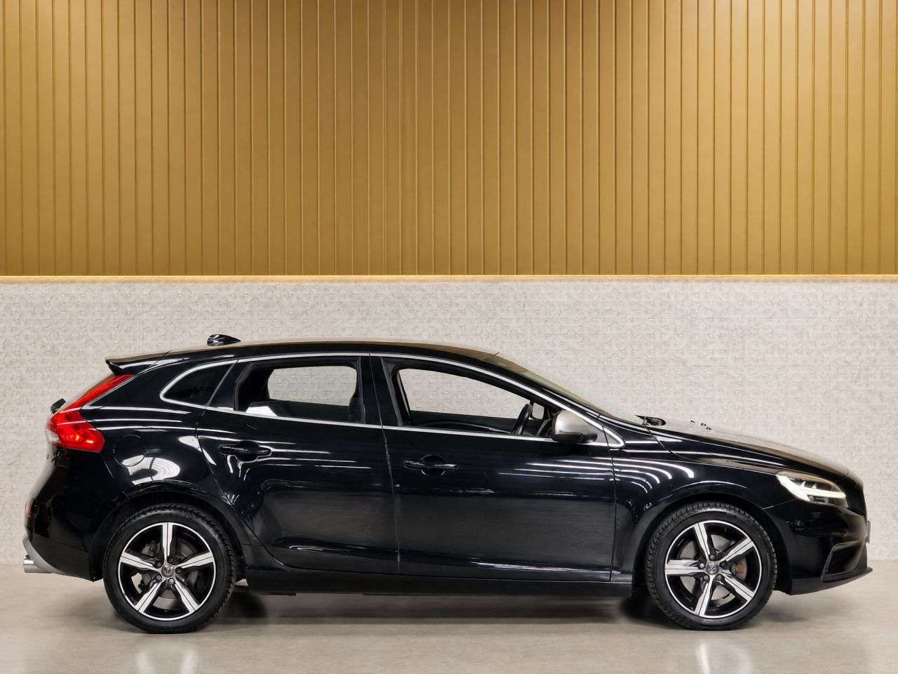 2019 VOLVO V40 2019 VOLVO V40