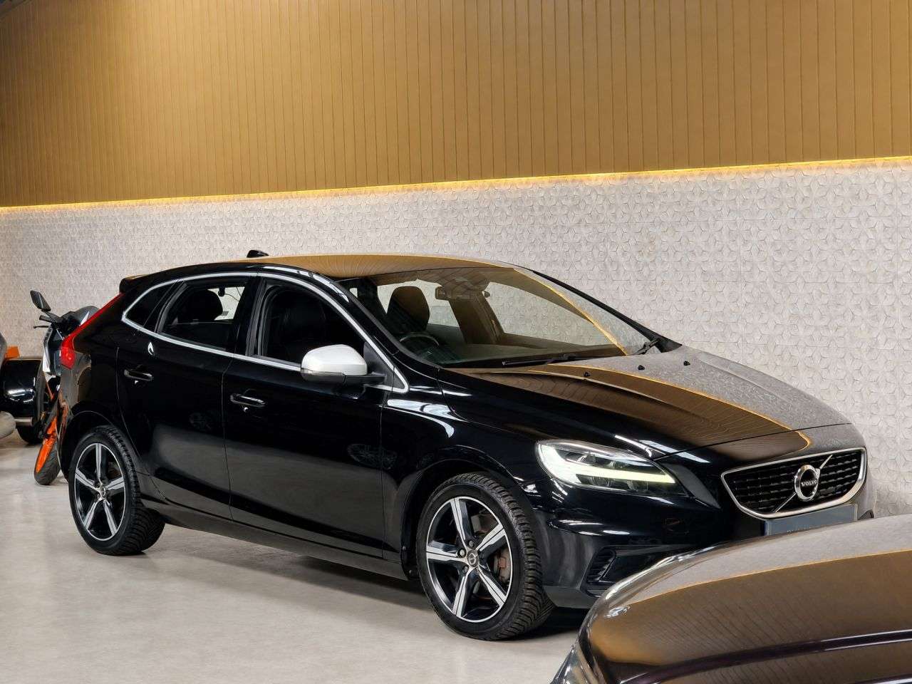 2019 VOLVO V40 2019 VOLVO V40