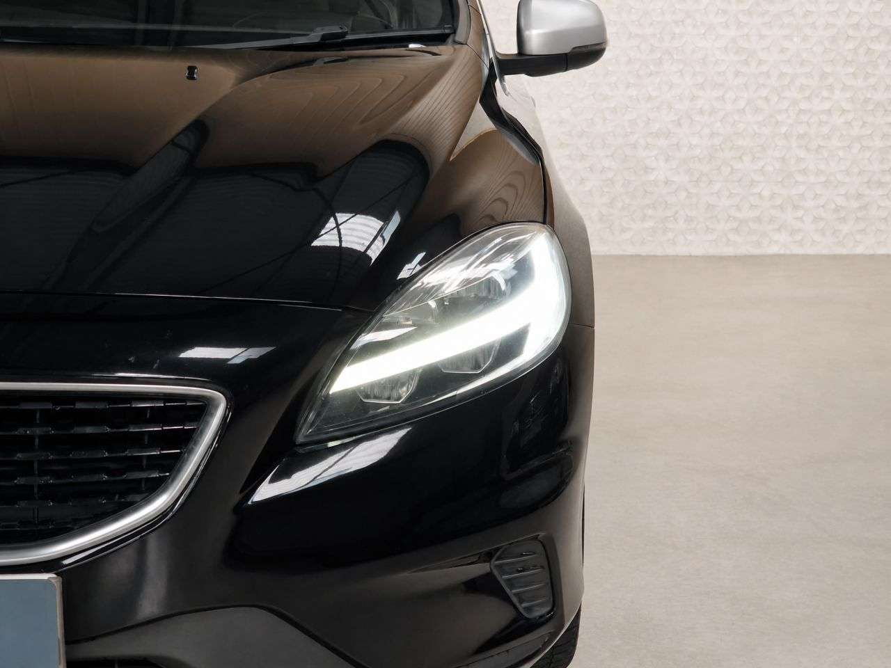 2019 VOLVO V40 2019 VOLVO V40