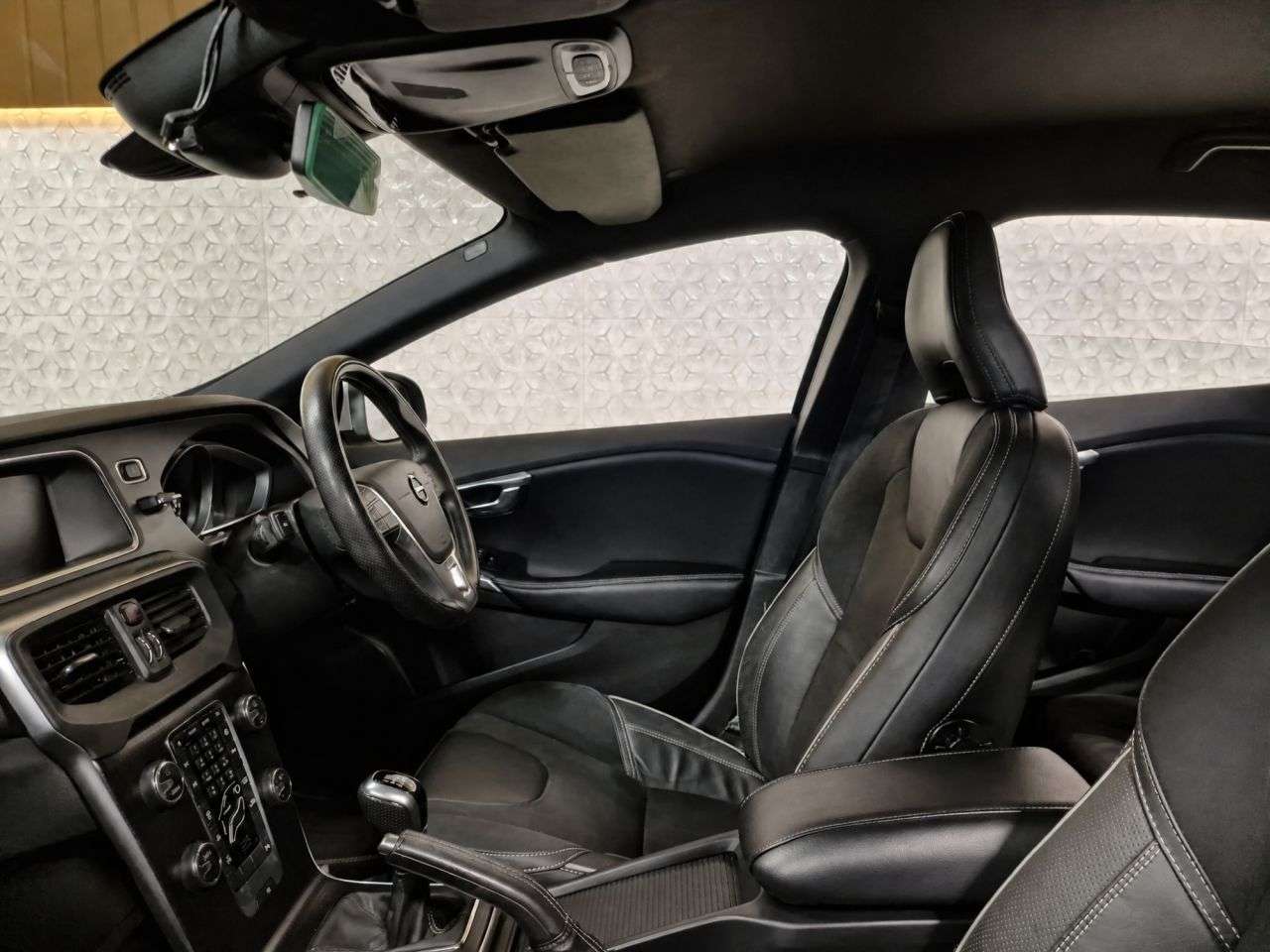 2019 VOLVO V40 2019 VOLVO V40