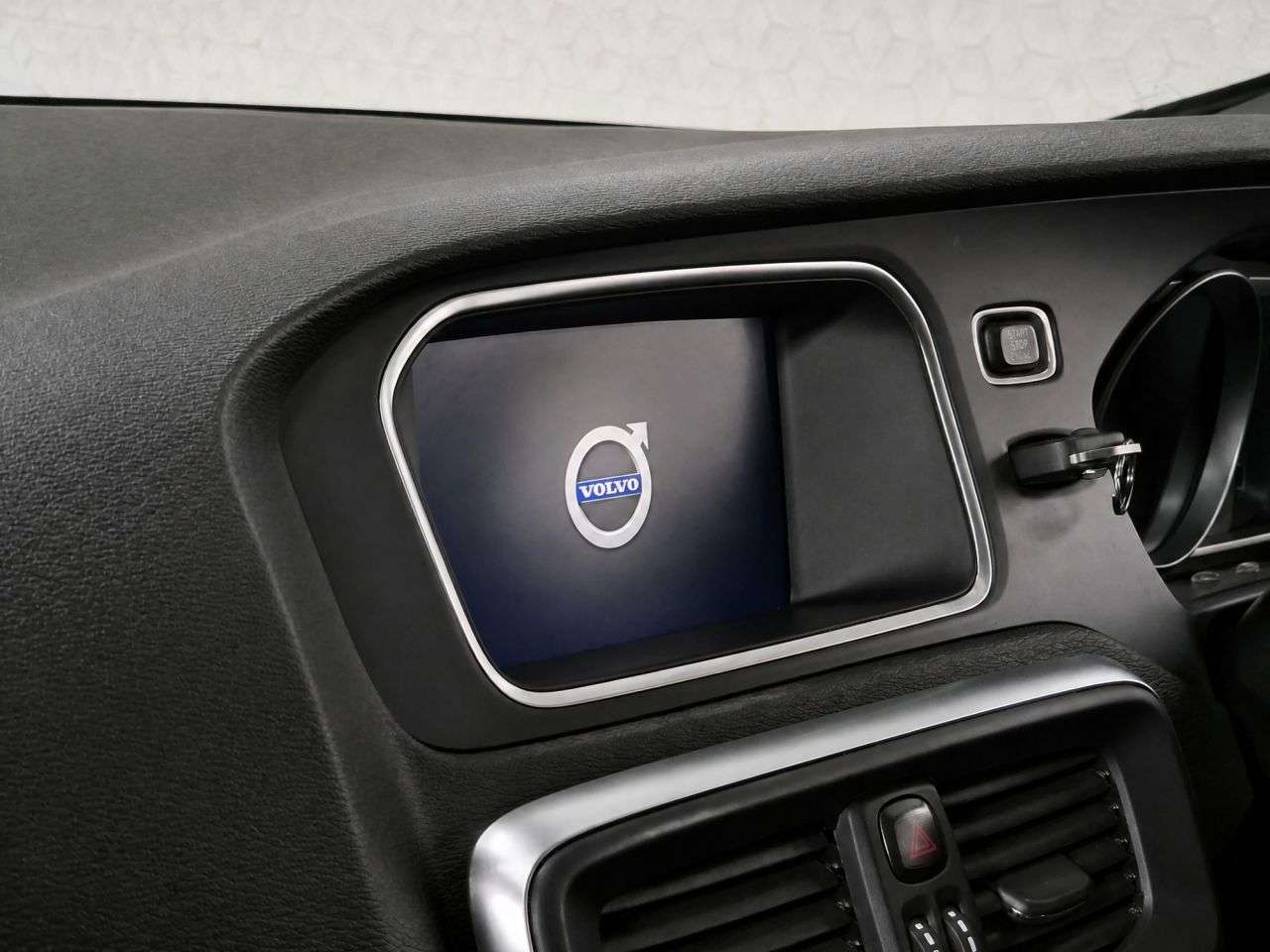 2019 VOLVO V40 2019 VOLVO V40