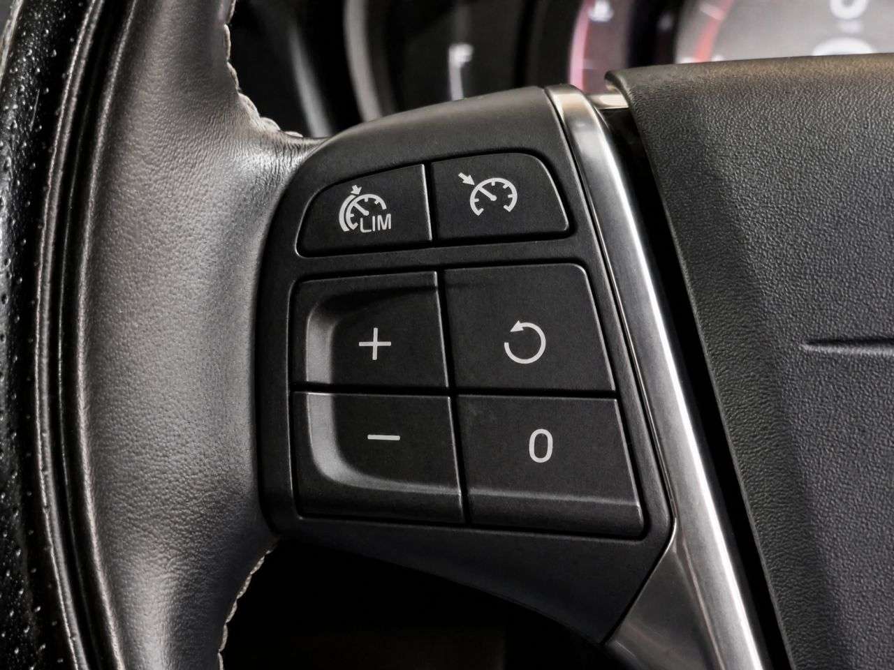2019 VOLVO V40 2019 VOLVO V40