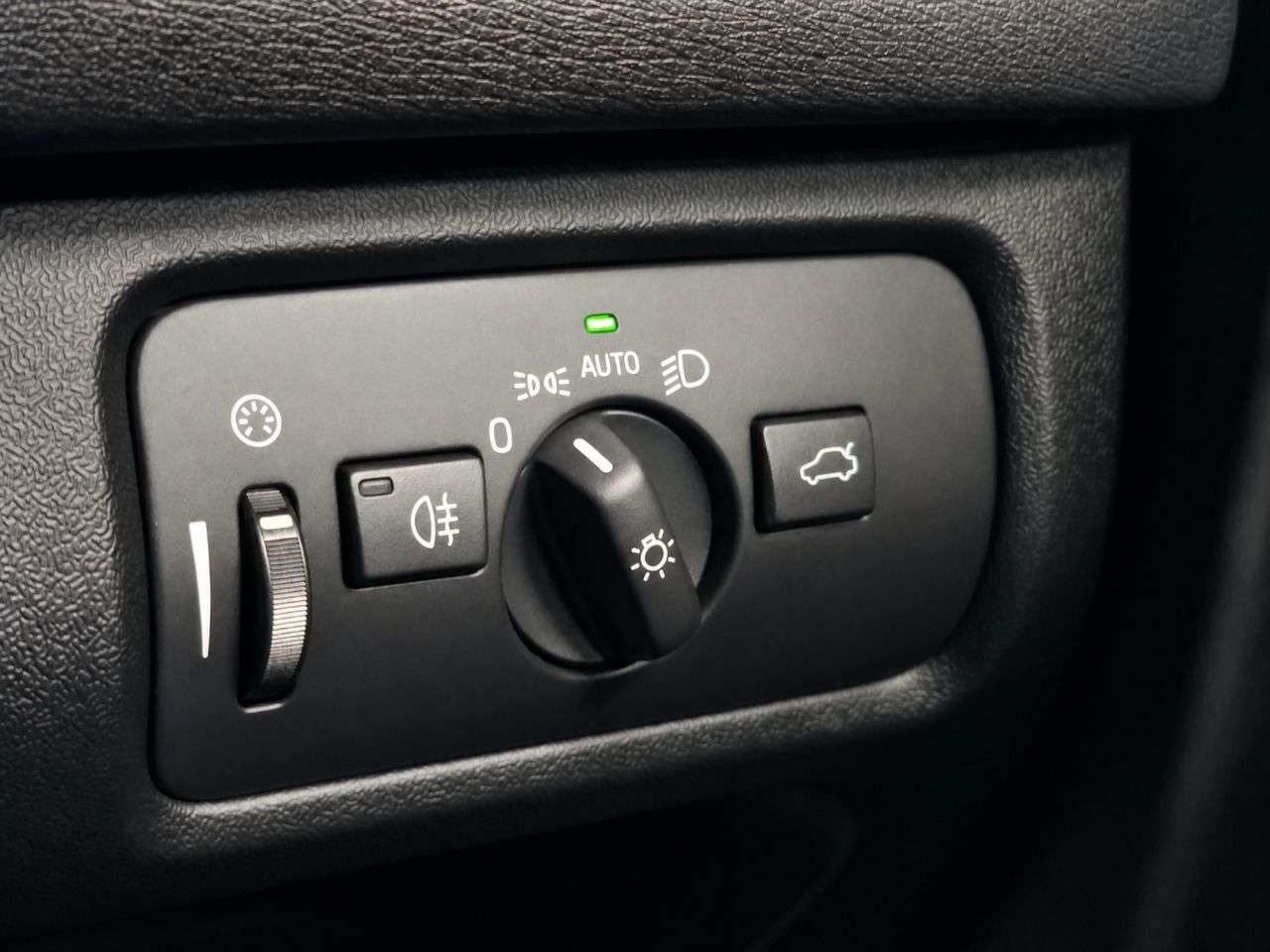 2019 VOLVO V40 2019 VOLVO V40