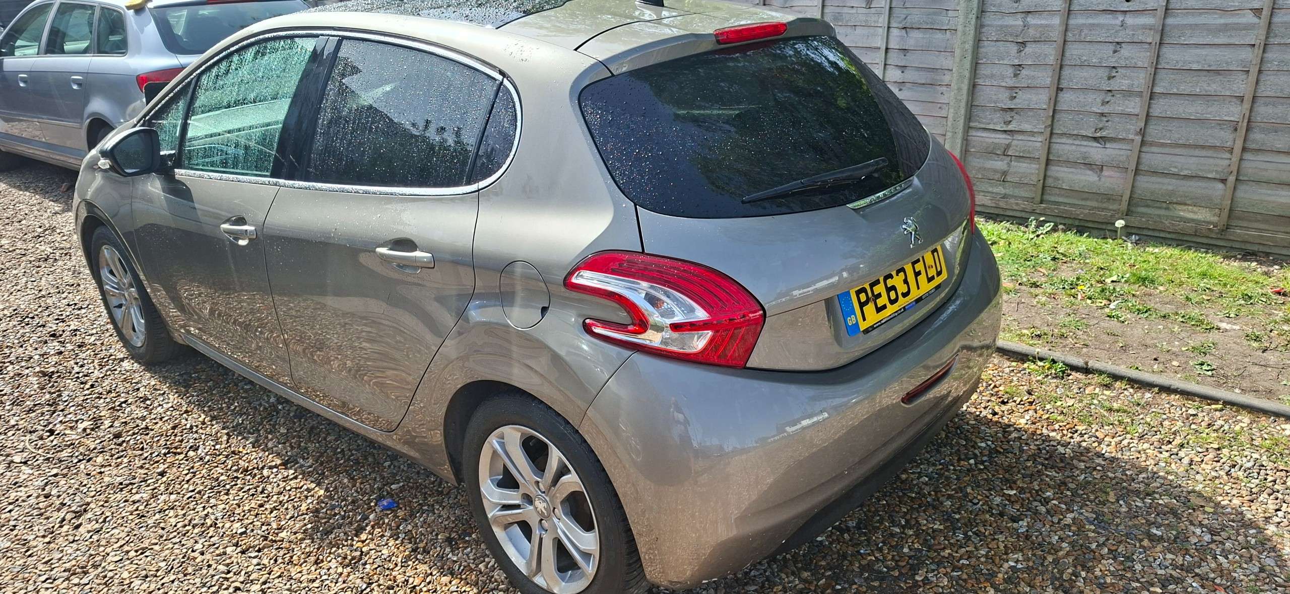 A 2013 PEUGEOT 208 A 2013 PEUGEOT 208