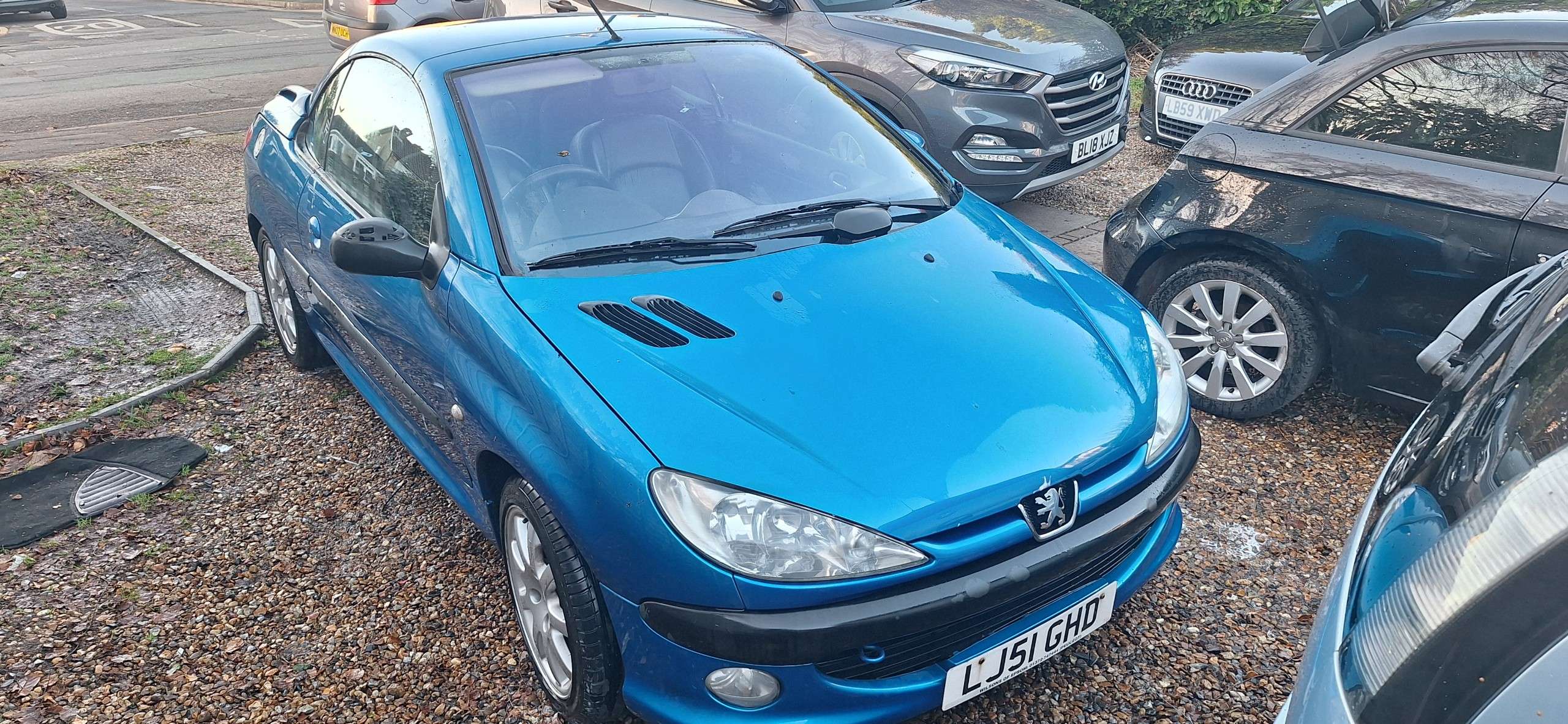 A 2001 PEUGEOT 206 CC 2.0 16v SE Convertible 2dr Petrol Manual (191 g/km, 138 bhp) A 2001 PEUGEOT 206 CC 2.0 16v SE Convertible 2dr Petrol Manual (191 g/km, 138 bhp)