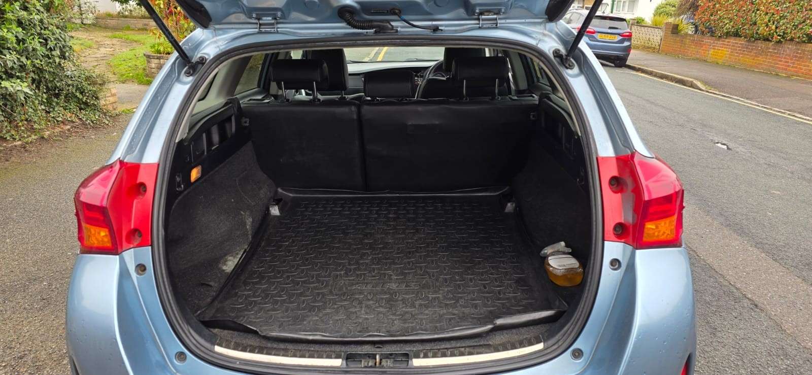 A 2013 TOYOTA AURIS 1.8 VVT-h Excel Touring Sports 5dr Petrol Hybrid CVT Euro 5 (s/s) (136 ps) A 2013 TOYOTA AURIS 1.8 VVT-h Excel Touring Sports 5dr Petrol Hybrid CVT Euro 5 (s/s) (136 ps)