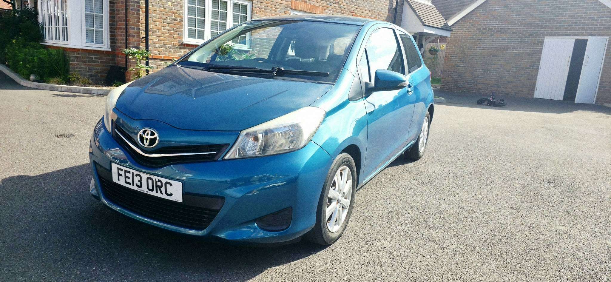 A 2013 TOYOTA YARIS 1.33 Dual VVT-i TR Hatchback 3dr Petrol Manual Euro 5 (101 ps) A 2013 TOYOTA YARIS 1.33 Dual VVT-i TR Hatchback 3dr Petrol Manual Euro 5 (101 ps)