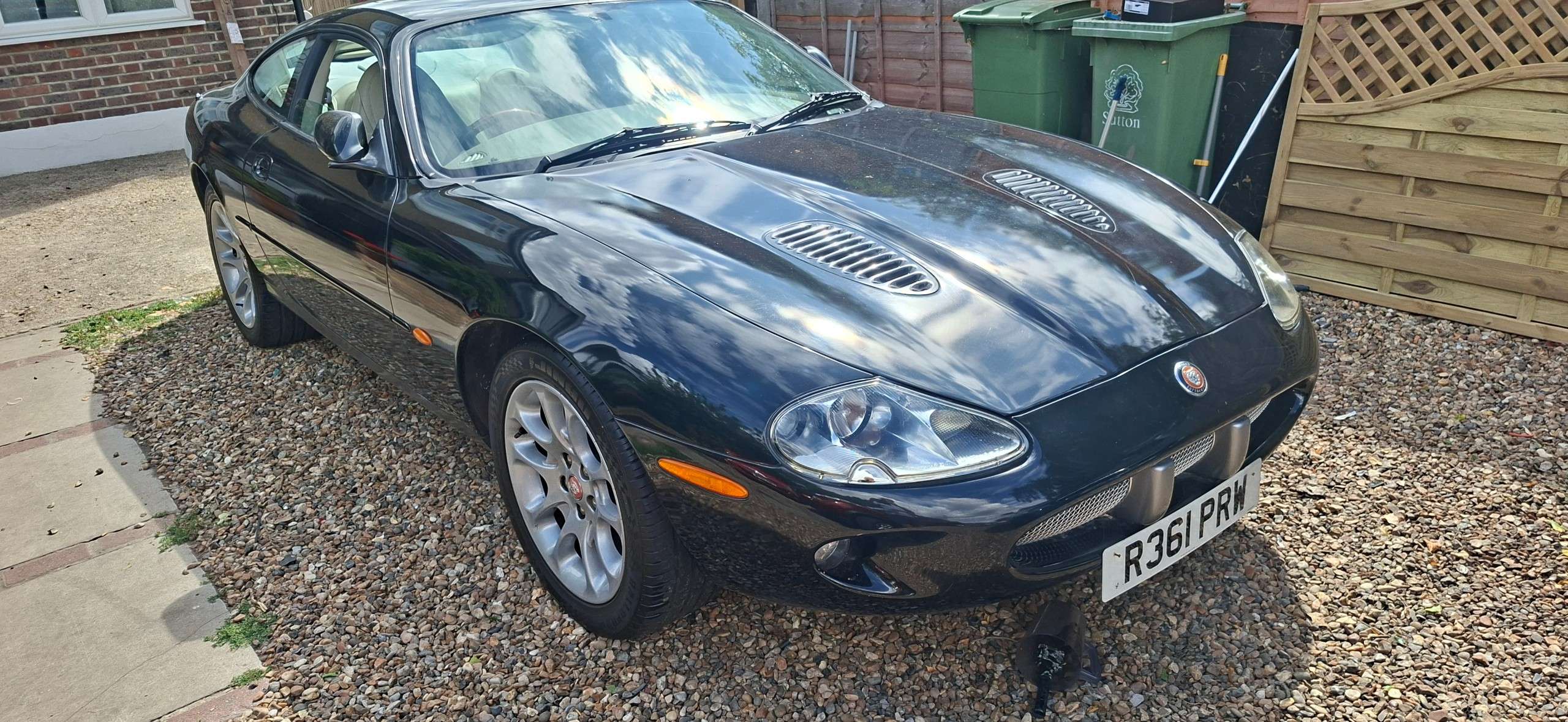 A 1998 JAGUAR XK8 COUPE A 1998 JAGUAR XK8 COUPE