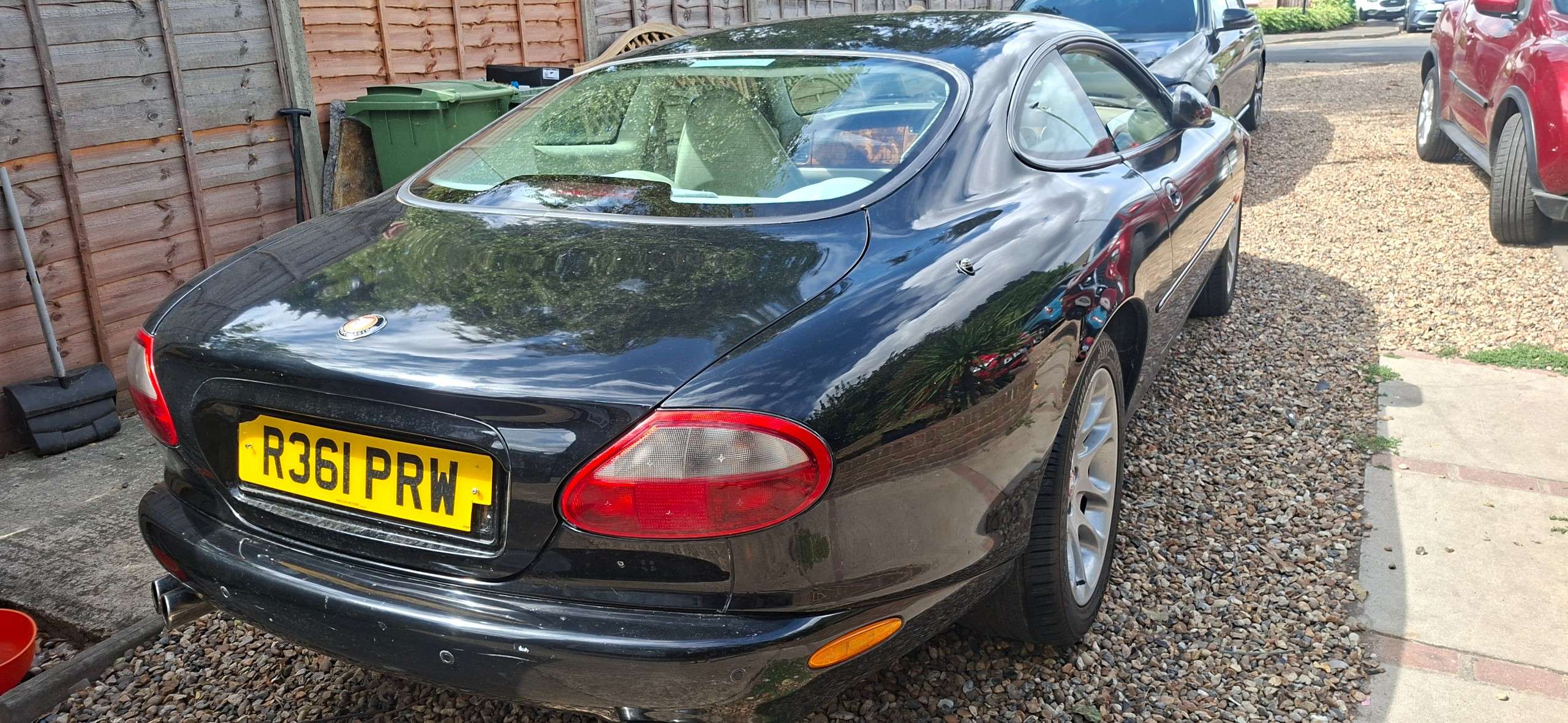 A 1998 JAGUAR XK8 COUPE A 1998 JAGUAR XK8 COUPE