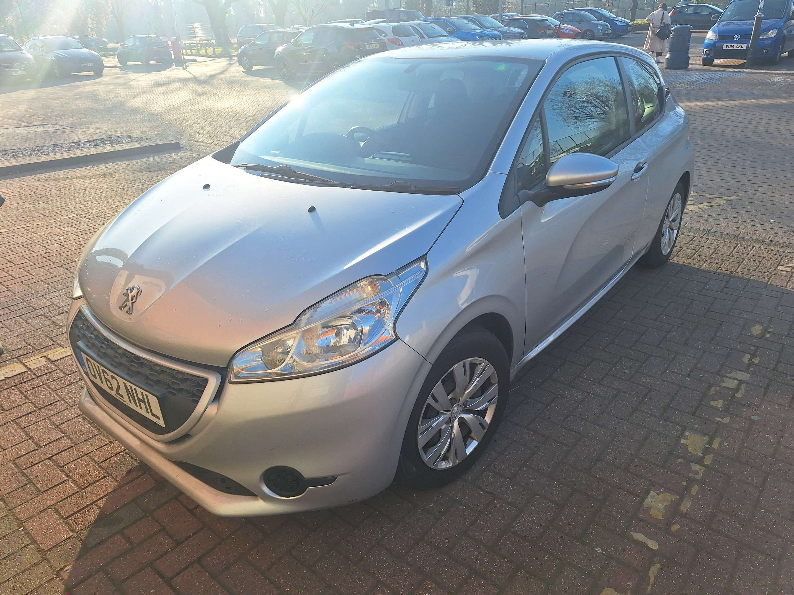 A 2012 PEUGEOT 208 ACCESS PLUS 3-Door A 2012 PEUGEOT 208 ACCESS PLUS 3-Door