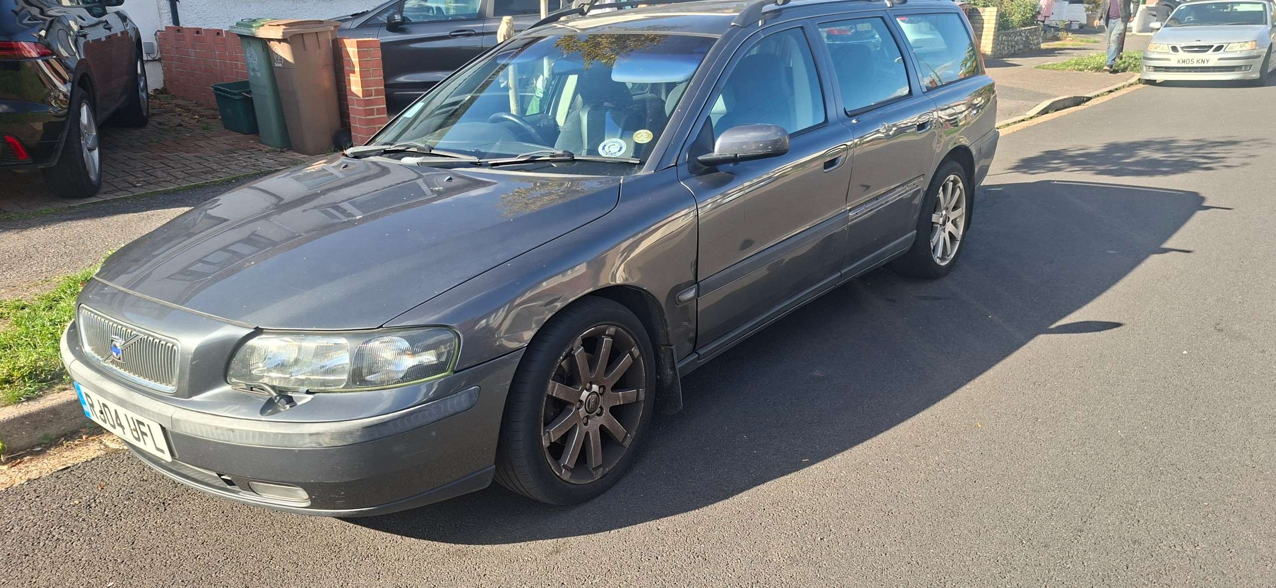A 2004 VOLVO V70 2.4 Sport Estate 5dr Petrol Automatic (237 g/km, 170 bhp) A 2004 VOLVO V70 2.4 Sport Estate 5dr Petrol Automatic (237 g/km, 170 bhp)