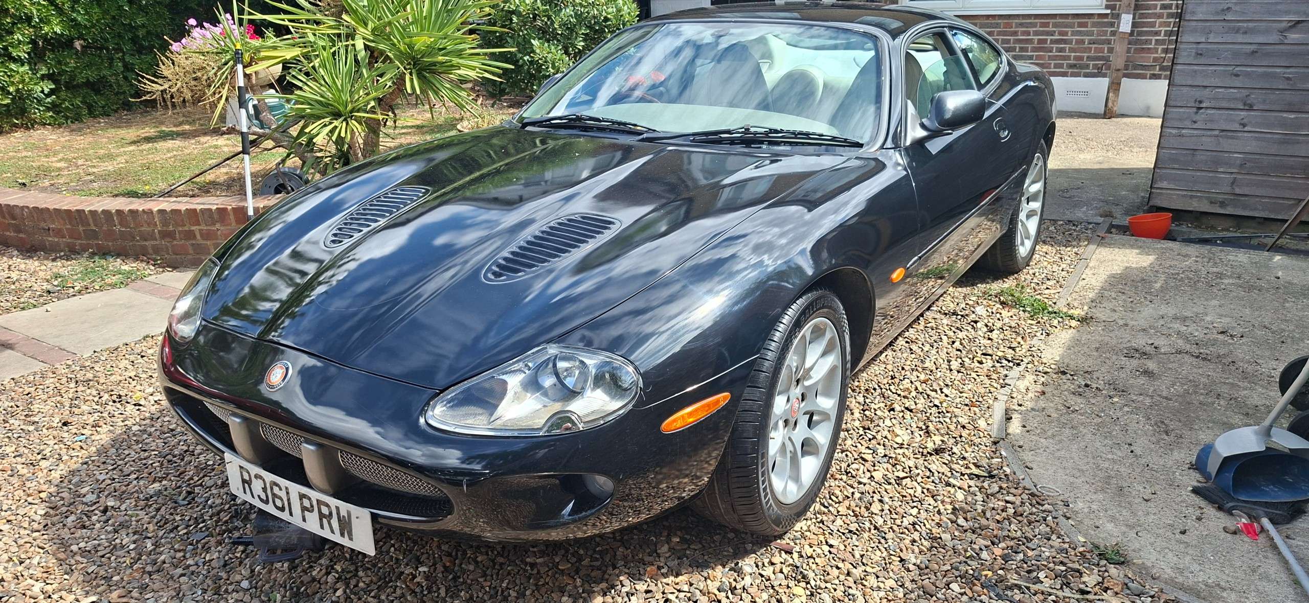 A 1998 JAGUAR XK8 COUPE A 1998 JAGUAR XK8 COUPE