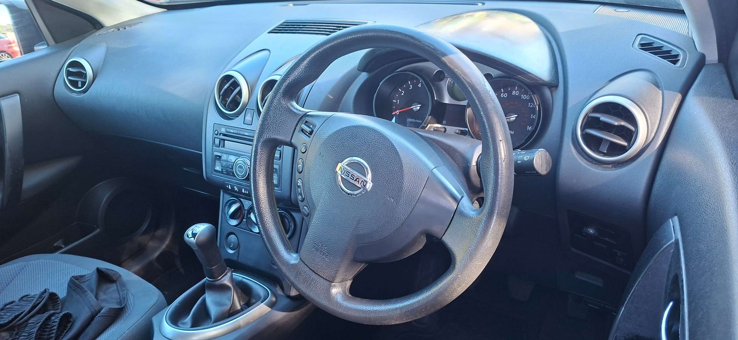 A 2007 NISSAN QASHQAI 1.6 Visia Hatchback 5dr Petrol Manual 2WD (159 g/km, 113 bhp) A 2007 NISSAN QASHQAI 1.6 Visia Hatchback 5dr Petrol Manual 2WD (159 g/km, 113 bhp)