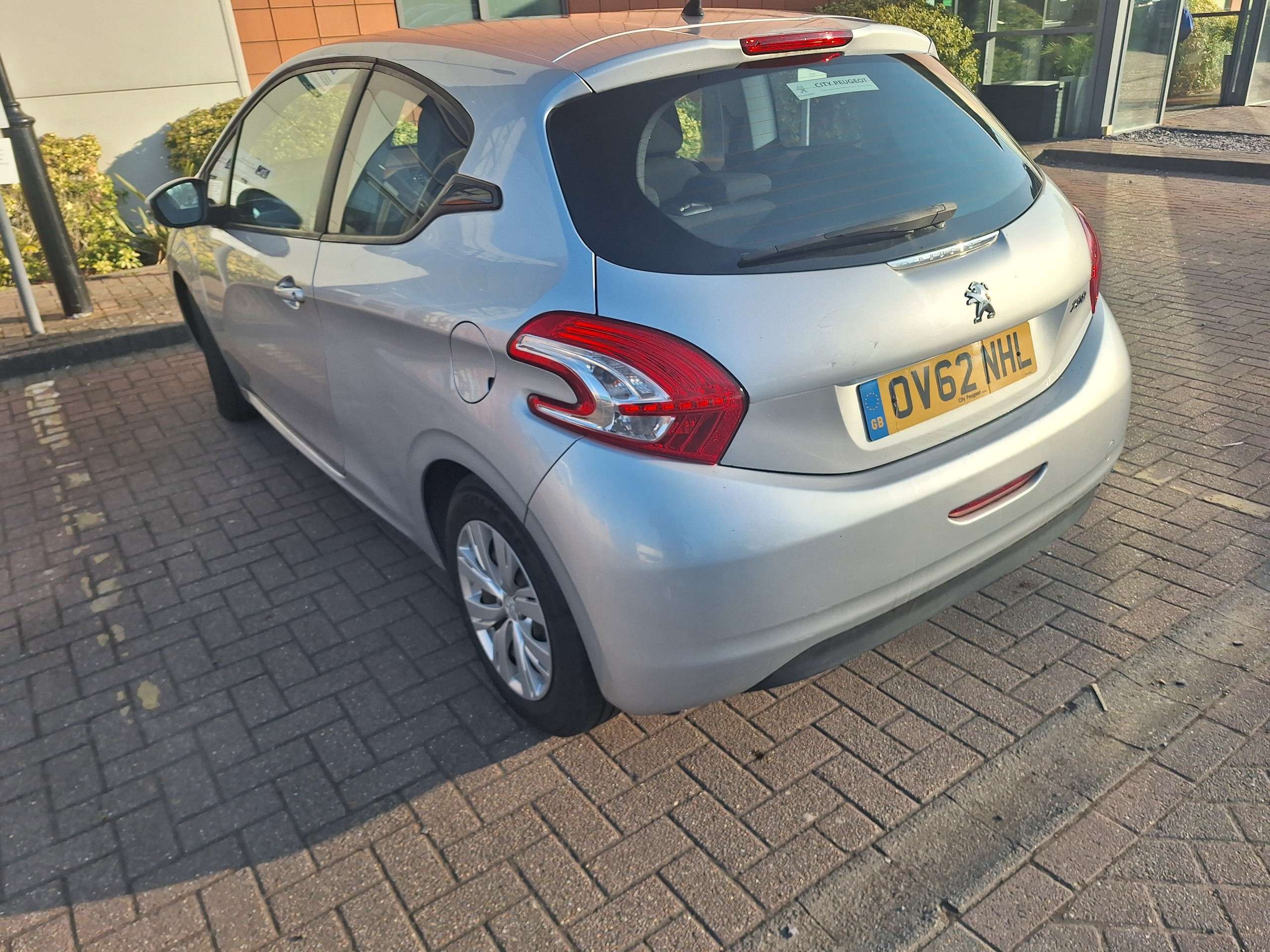 A 2012 PEUGEOT 208 ACCESS PLUS 3-Door A 2012 PEUGEOT 208 ACCESS PLUS 3-Door