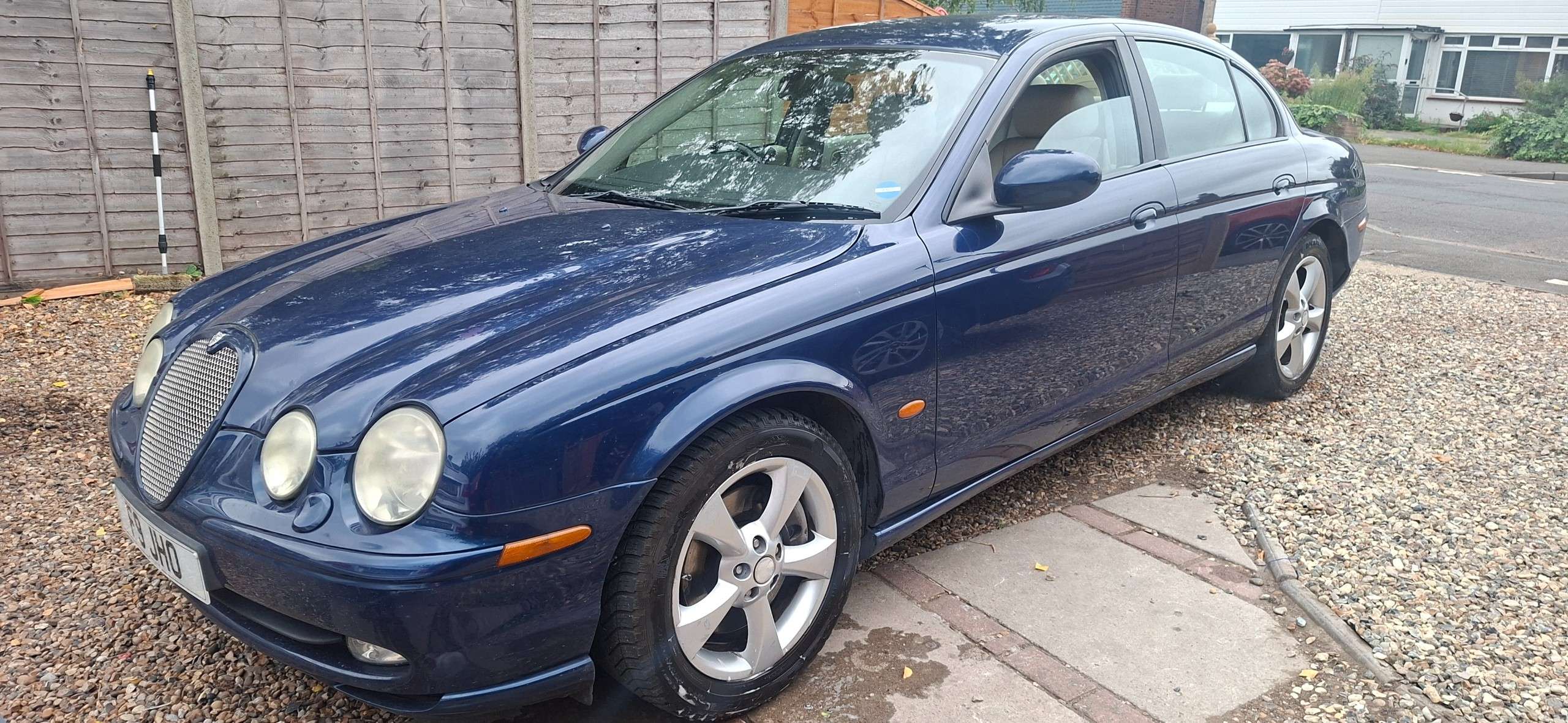 A 2004 JAGUAR S-TYPE 2.5 V6 Sport Plus Saloon 4dr Petrol Automatic (249 g/km, 201 bhp) A 2004 JAGUAR S-TYPE 2.5 V6 Sport Plus Saloon 4dr Petrol Automatic (249 g/km, 201 bhp)