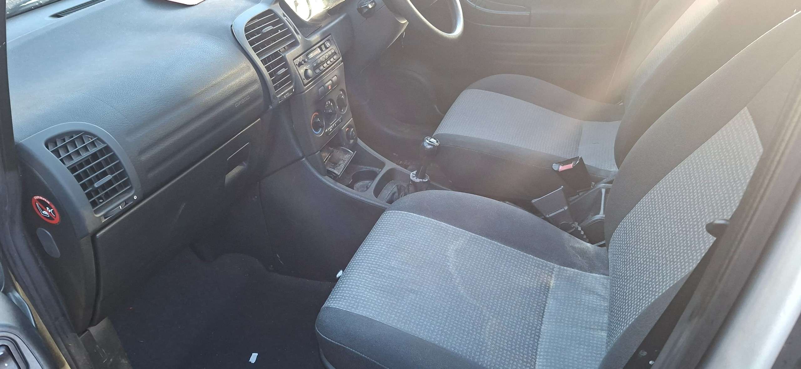 A 2004 VAUXHALL ZAFIRA 1.6i 16v Life MPV 5dr Petrol Manual (180 g/km, 99 bhp) A 2004 VAUXHALL ZAFIRA 1.6i 16v Life MPV 5dr Petrol Manual (180 g/km, 99 bhp)