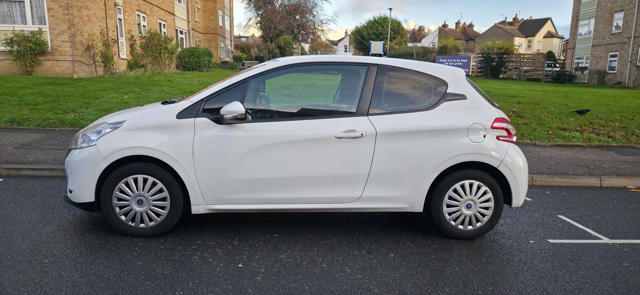 A 2015 PEUGEOT 208 1.0 VTi PureTech Access+ Hatchback 3dr Petrol Manual Euro 5 (68 ps) A 2015 PEUGEOT 208 1.0 VTi PureTech Access+ Hatchback 3dr Petrol Manual Euro 5 (68 ps)