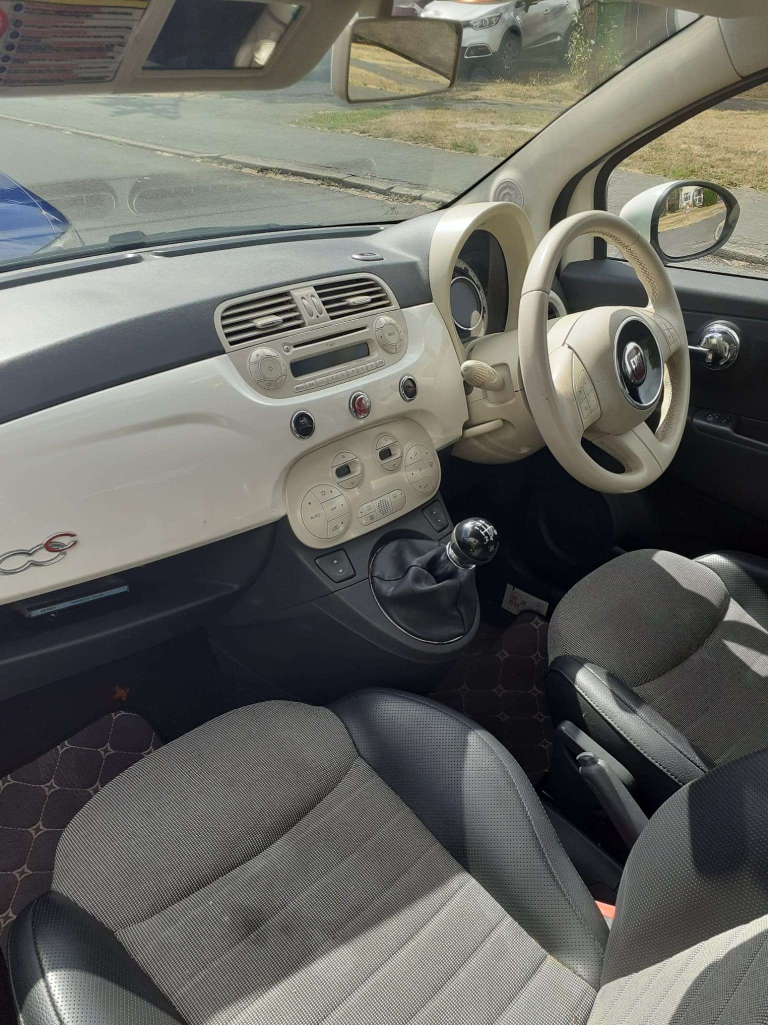 A 2011 FIAT 500C 1.2 Lounge Convertible 2dr Petrol Manual Euro 5 (69 bhp) A 2011 FIAT 500C 1.2 Lounge Convertible 2dr Petrol Manual Euro 5 (69 bhp)